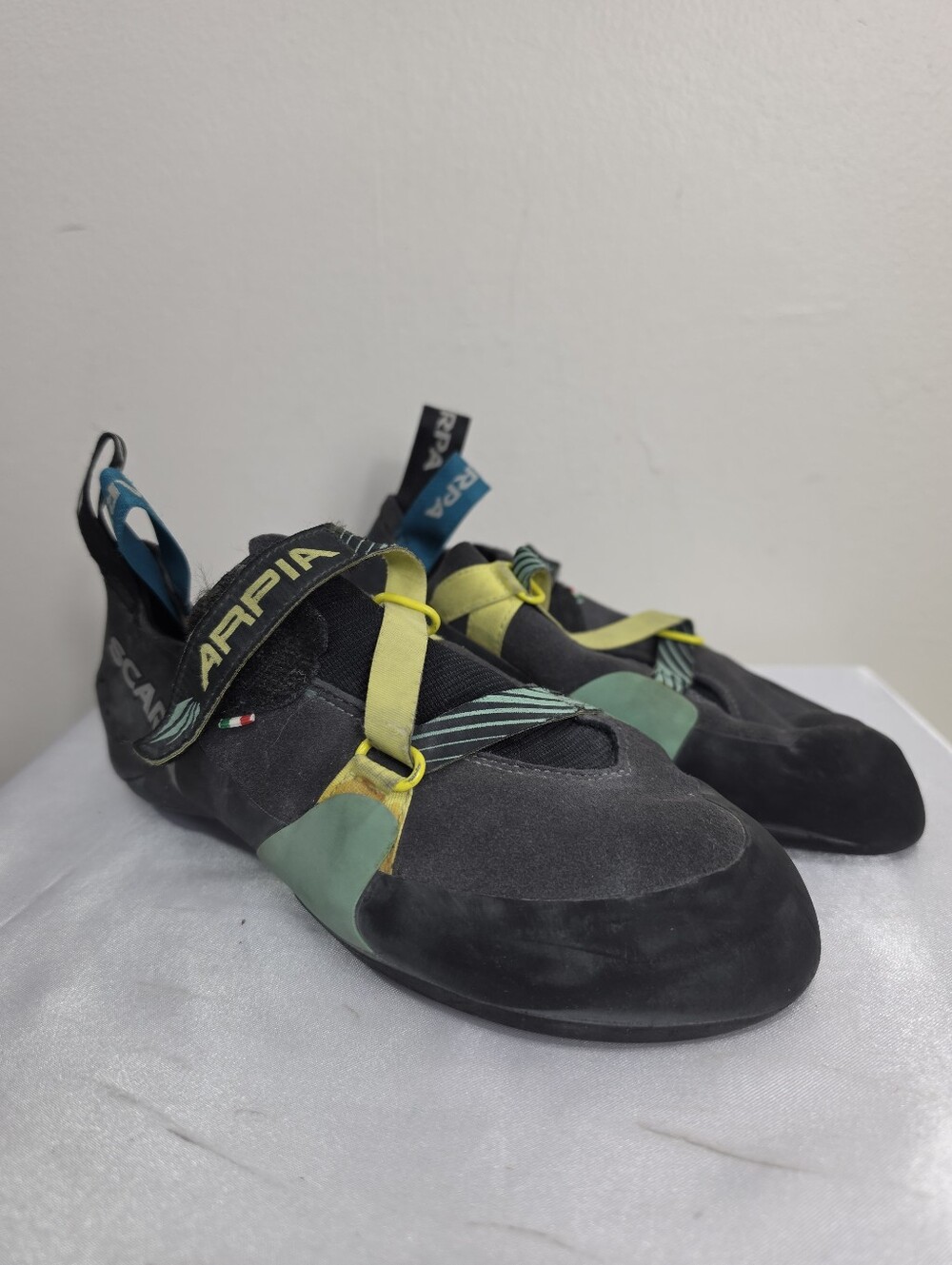 Scarpa Women's Black & Green Climbing Shoes with Yellow Straps Size 39Eur